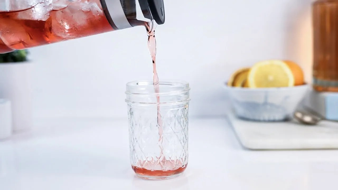Negroni pouring
