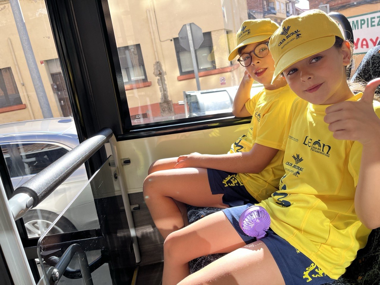 Vamos en el bus a Nava como de campamento