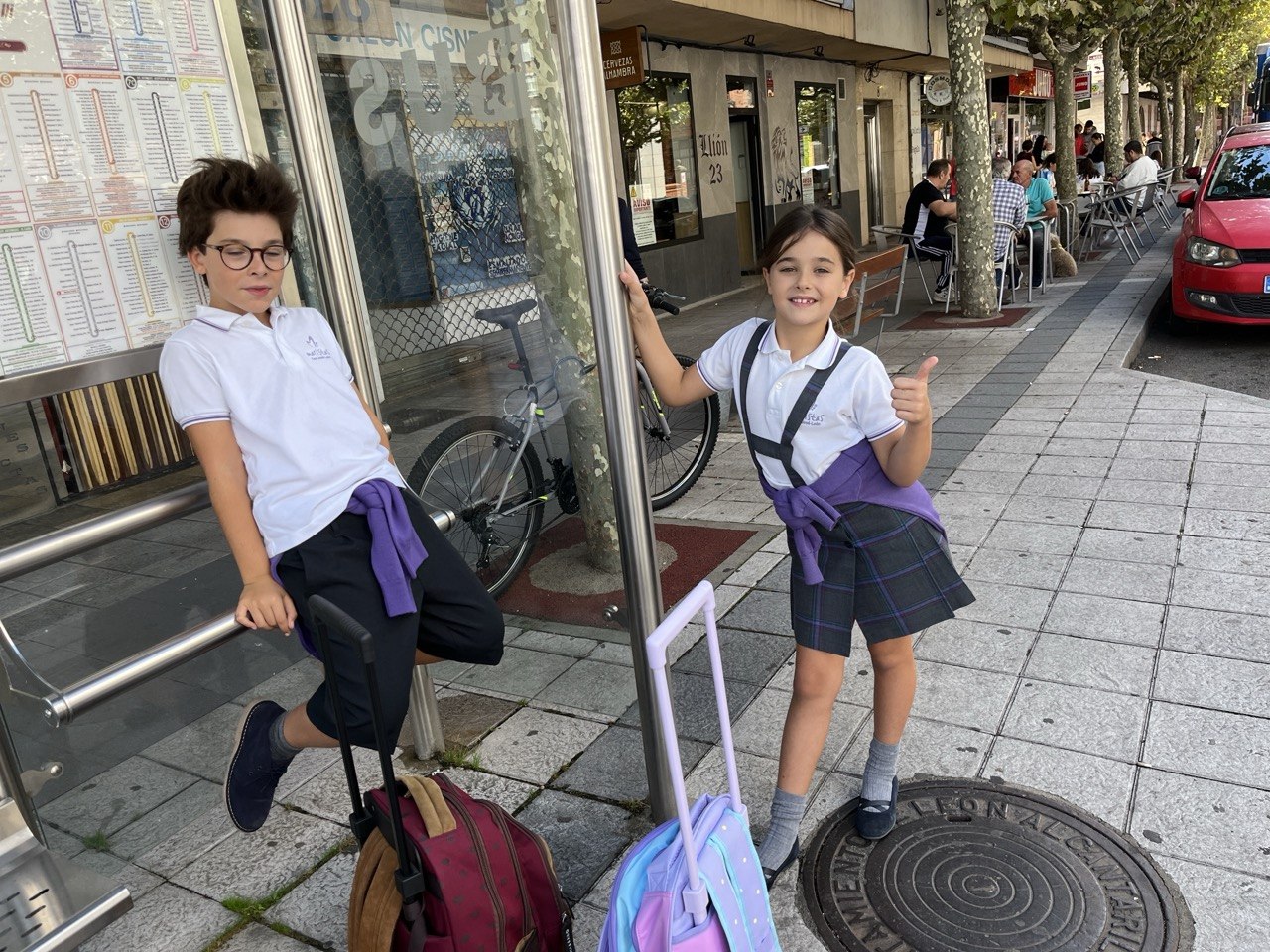Aquí, esperando el bus de Nava