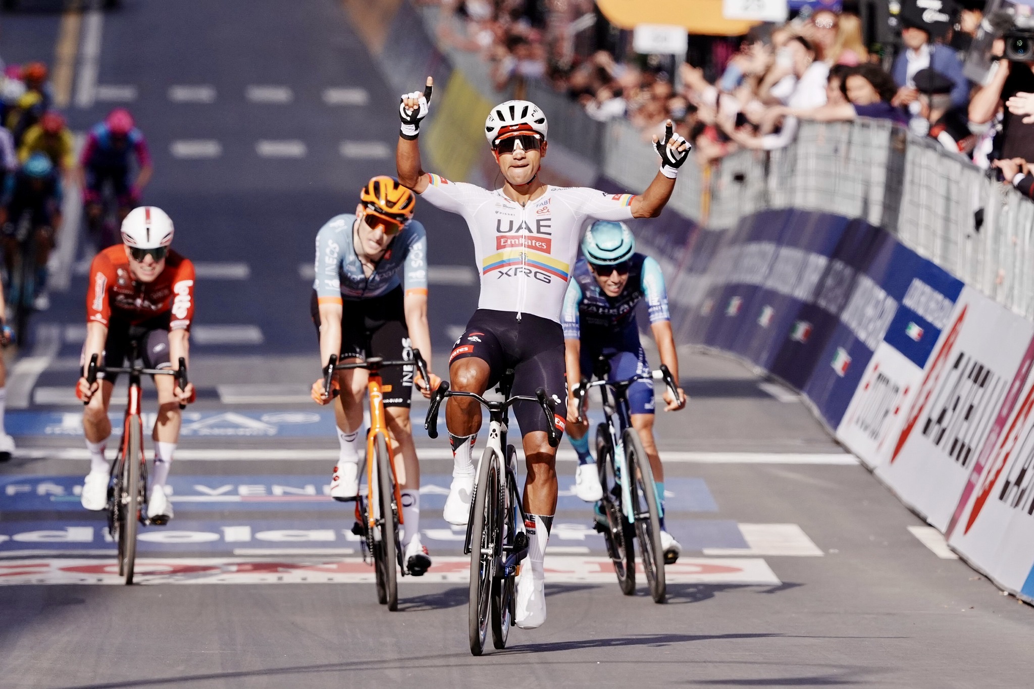 CapoVelo.com - Paul Smith Designs Dubai Tour Jerseys
