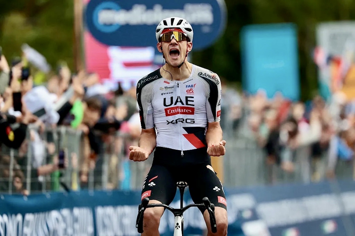 CapoVelo.com - Paul Smith Designs Dubai Tour Jerseys