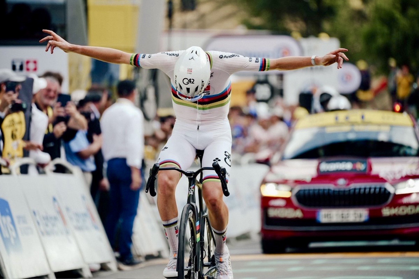 CapoVelo.com - Paul Smith Designs Dubai Tour Jerseys
