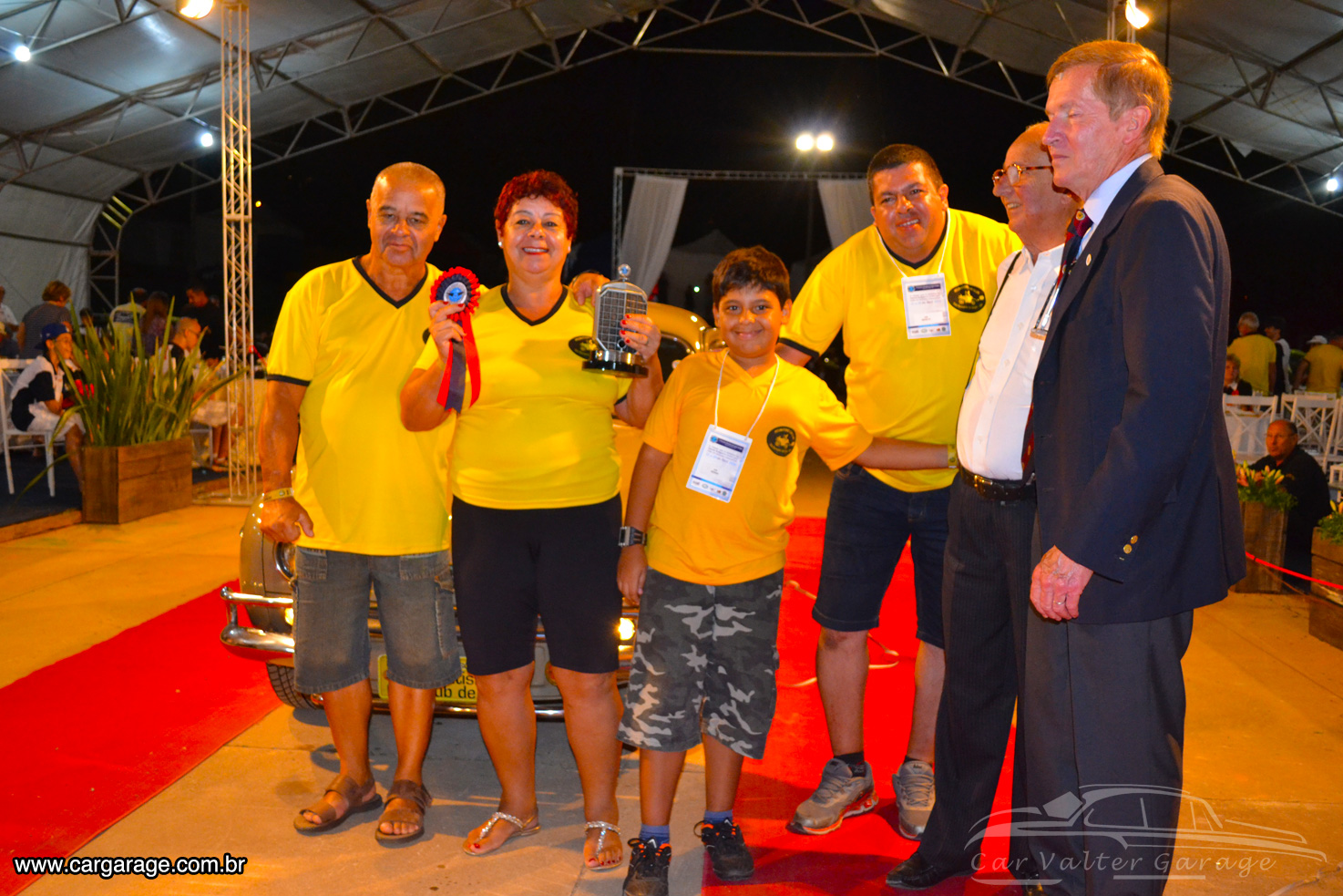 Renatinho Espanhol e família recebendo a premiação