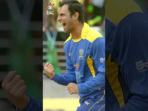 Shoaib Malik takes the wicket of the Universe Boss Chris Gayle 😱