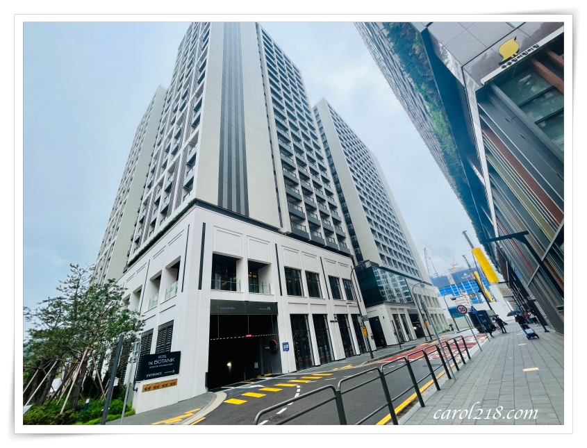 首爾飯店/首爾住宿/明洞世運酒店/交通方便/公寓式酒店這次在首爾六個晚上入住的是明洞世運酒店空間寬敞又新穎之外，還有廚房、大冰箱、洗衣機及乾衣機交通也非常便利！是非常理想的住宿點(查房價Agoda、Booking.com)雖然旅行時換飯店也是家常便飯，不過因為擔心首爾七月份的酷暑或豪雨後來決定還是從一而終，住同一間飯店