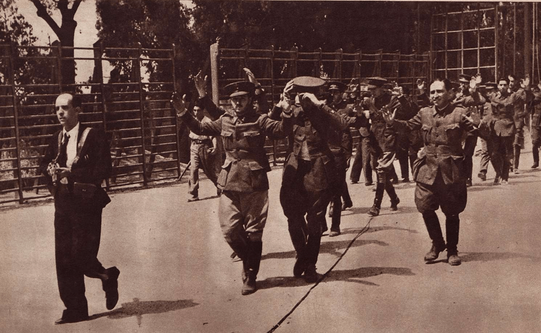 Cuartel de la Montaña rebels escorted away, via Félix Albero Trullén & Francisco Segovia García, Biblioteca Nacional de España