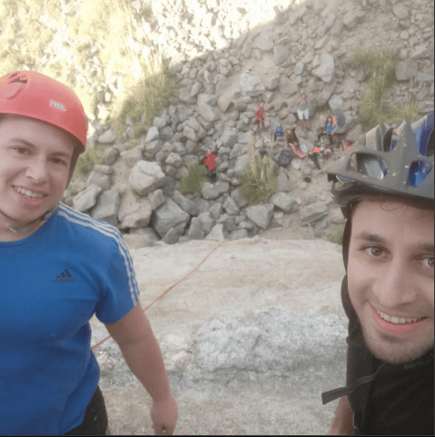 Guillermo en el top de una vía de escalada