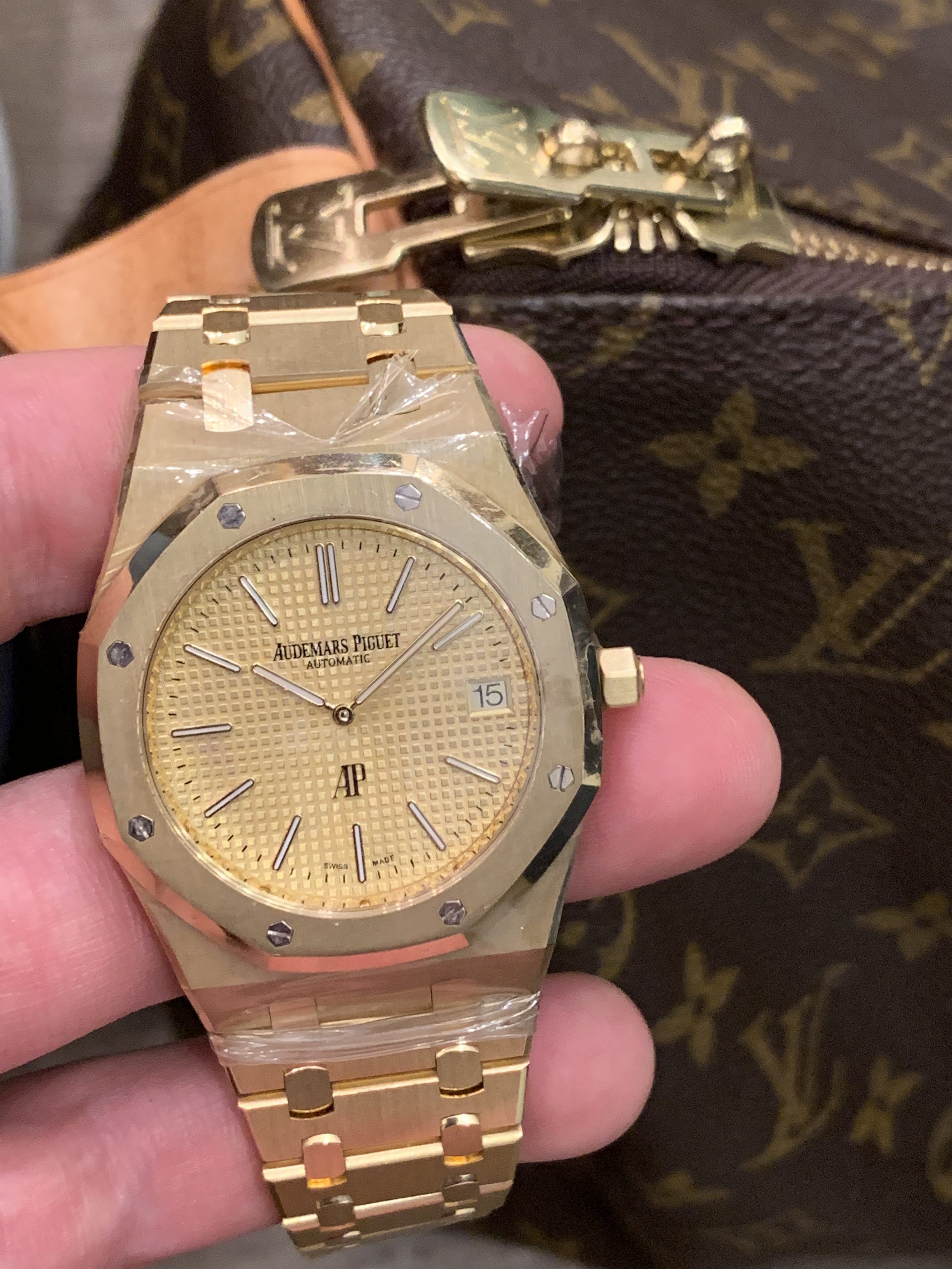 Diamonds in rhythm is an exciting collection of diamond jewelry featuring a revolutionary, patented design. YELLOW GOLD ROYAL OAK â€œJUMBOâ€ EXTRA-THIN 15202BA.OO.1240BA