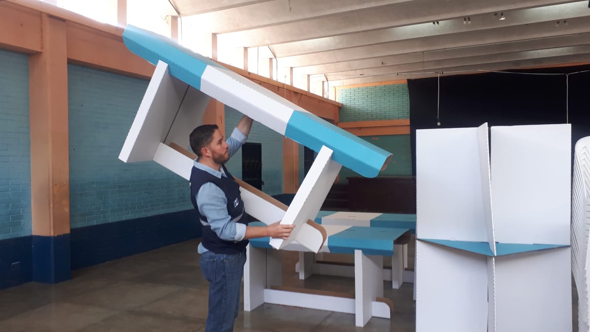 Mesas y atriles de cartón corrugado debutaron en proceso electoral de Guatemala