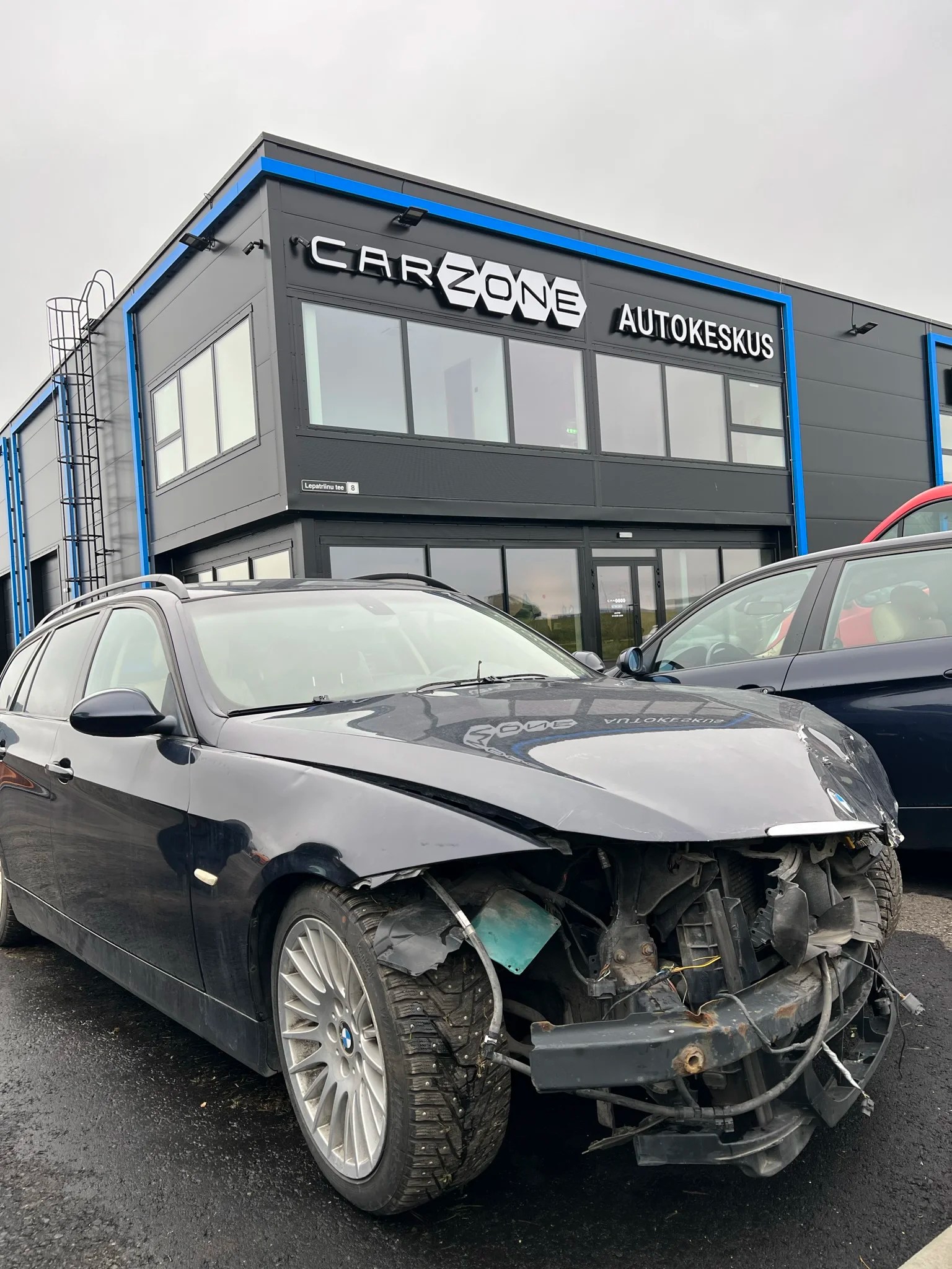 Avariiline BMW Carzone autokeskuse ees Tallinnas – kere- ja värvitööde ning kahjukäsitluse eelvaade.