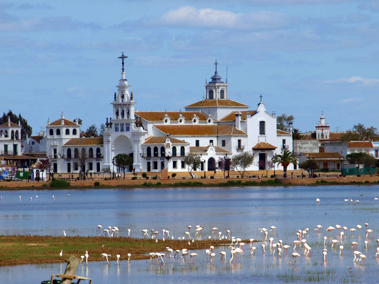 Santuario de la Virgen del Rocío en Huelva, punto central de la romería y lugar de peregrinación.