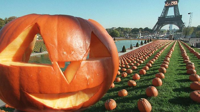 Paris Halloween, 1997, AFP PHOTO / PASCAL GUYOT
