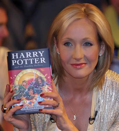 J.K.Rowling: Harry Potter és a bölcsek köve (1997), Rowling 33 éves volt.