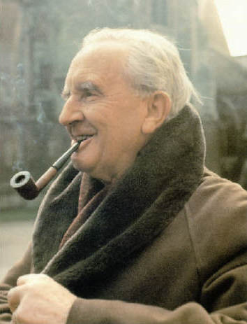JRR Tolkien: A Hobbit (1937), 46 éves volt.