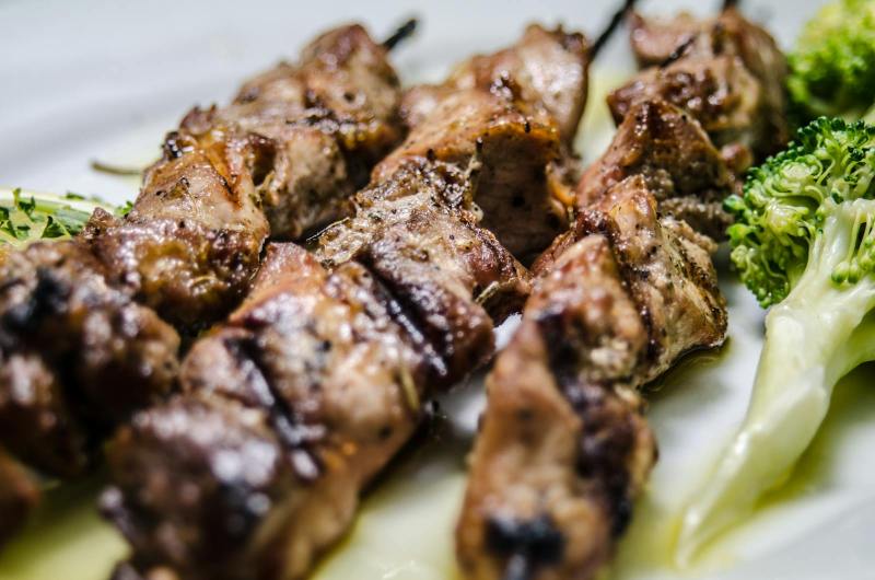 Delicious grilled lamb skewers paired with fresh broccoli, perfect for a tasty meal.