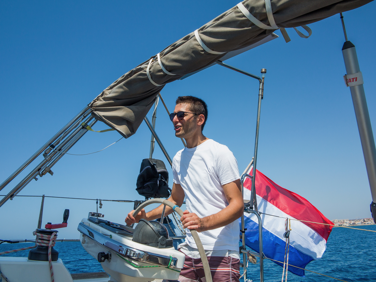 Lo staff d'Arà al timone