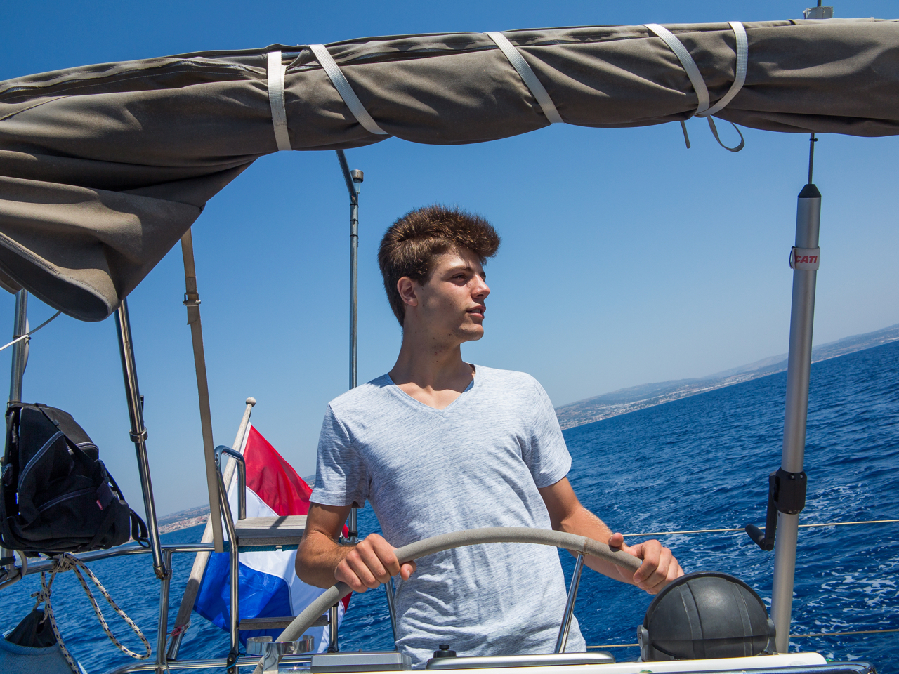 Lo staff d'Arà al timone