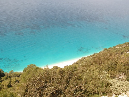 Plaja Egremni văzută de sus