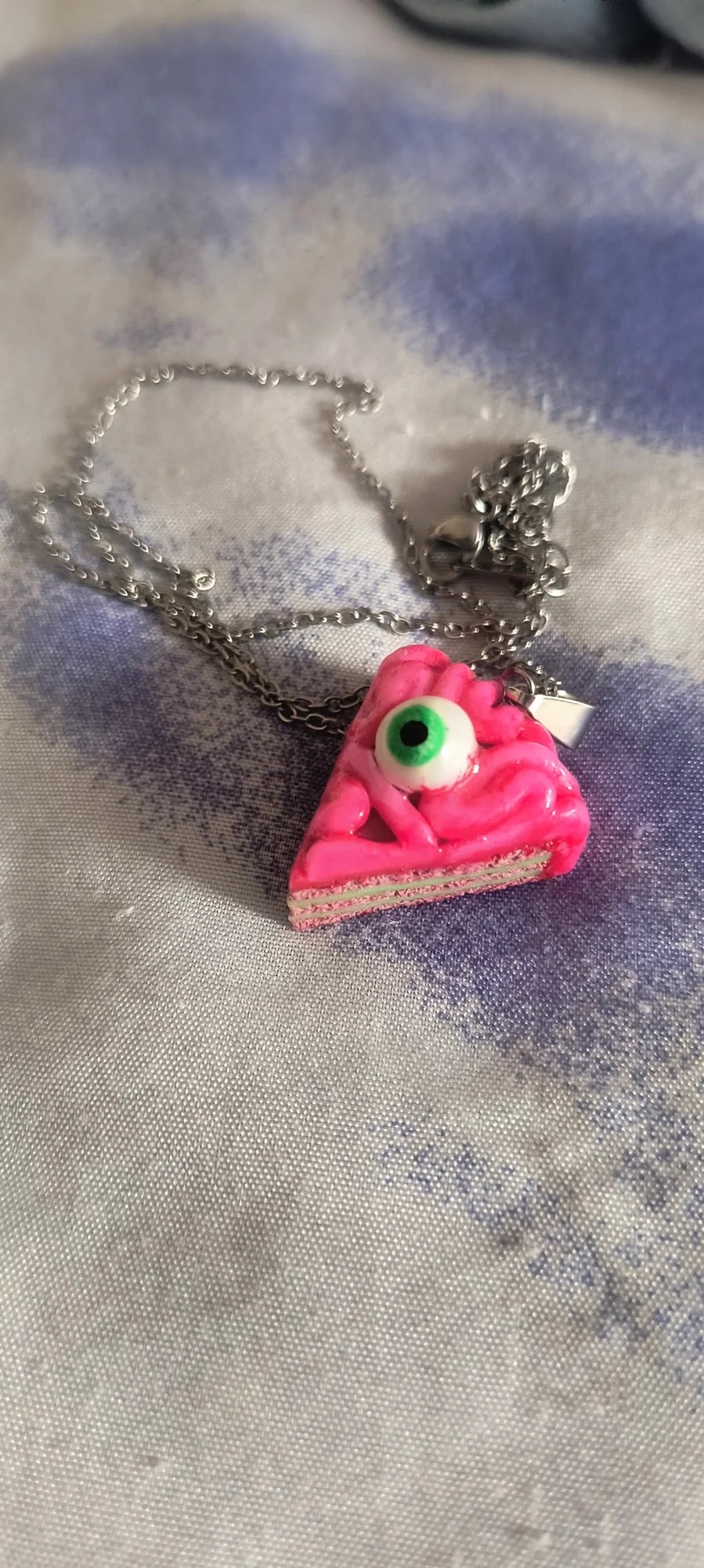 Ręcznie robiona zawieszka w kształcie ciastka z okiem - biżuteria pastel goth