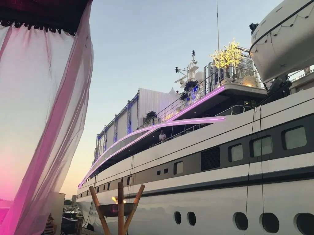 Thematic party on board