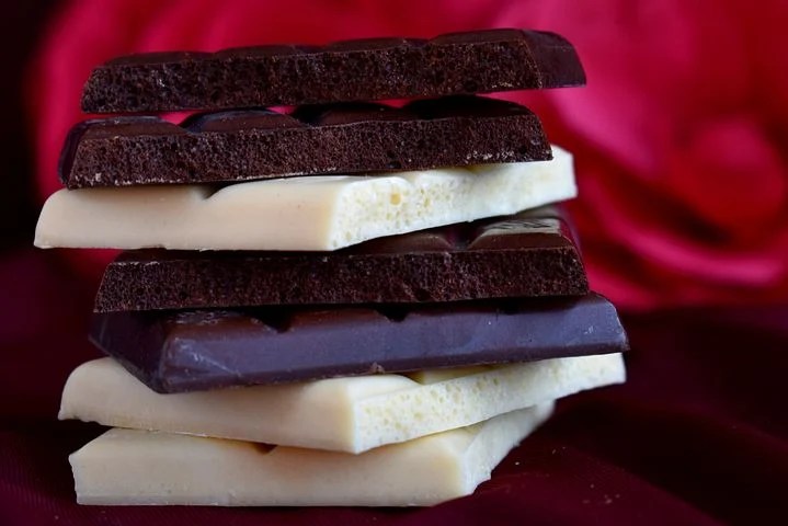 White and dark chockolate bars