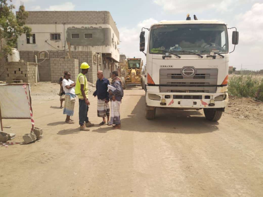 مدير عام تبن يتفقد مشروع سفلتة و رصف طريق بيت عياض بلحج