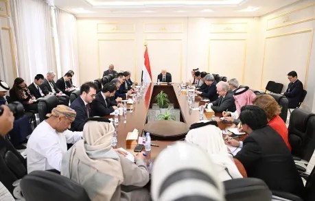 توحيد القرار وتحسّن الخدمات.. العليمي يبعث برسائل طمأنة لرعاة العملية السياسية