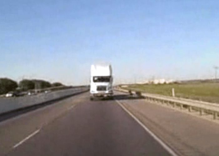 Car Refuses To Reverse For Truck Sharedots - Premium Ocean Art Gallery - Retina