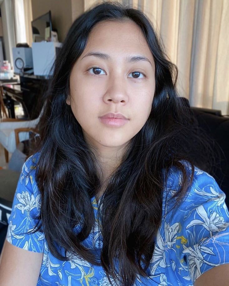 Lirik lagu sebelumnya tak ada yang mampu mengajakku untuk bertahan di kala sedih sebelumnya ku ikat hatiku hanya untuk aku seorang sekarang kau di sini . Berusia kepala tiga, ini 7 pesona Sherina Munaf tampil
