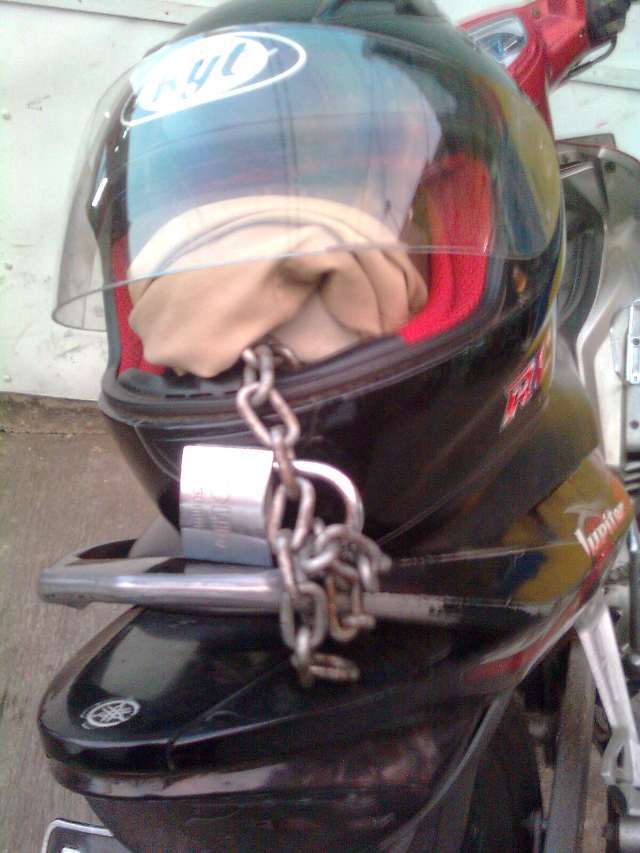 Berbagai cara dilakukan para pemotor untuk mengamankan helm kesayangan agar tidak dibawa kabur si tangan panjang. Terapkan 6 Hal Sederhana Ini Agar Helmmu Nggak Raib Dibawa Maling Demi Keamanan Nih