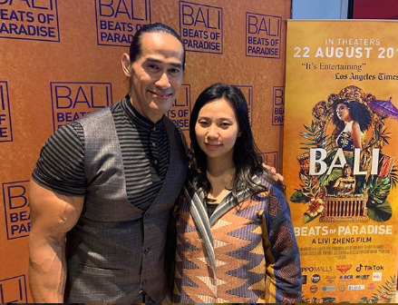Livi Zheng Sutradara Asal Indonesia Yang Gemar Pakai Batik