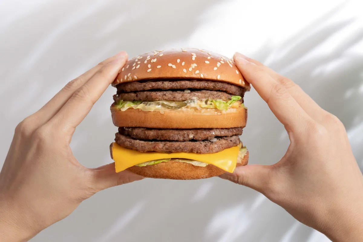 高達十五層的無敵大麥克漢堡，疊放四片牛肉與豐富配料。