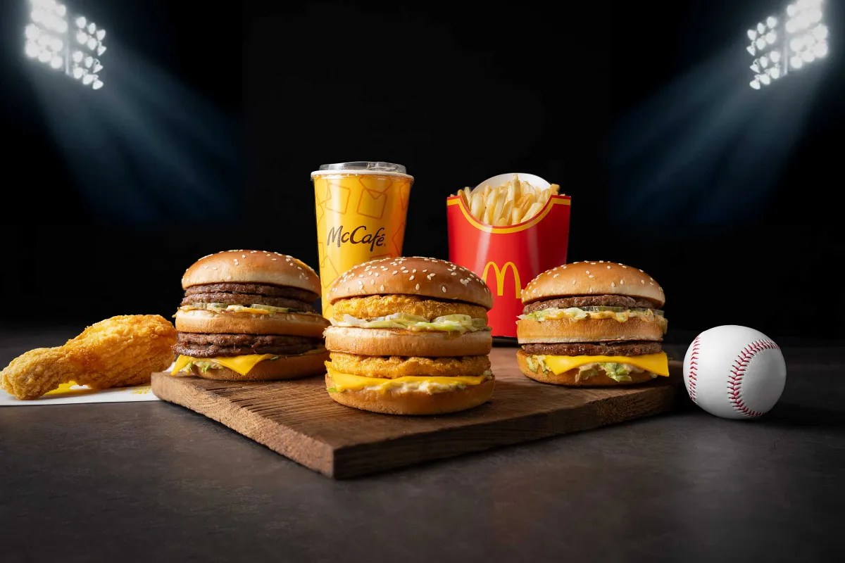 十五層無敵大麥克與印有應援標語的戰勝套餐組合。