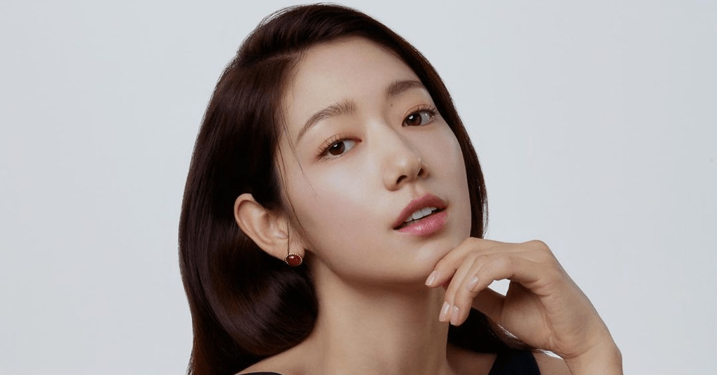 網球少年在球場上緊握球拍，眼神堅定地迎接最終戰。