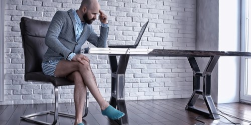 Munca de acasă e „depășită”? Utilizatorii de internet nu sunt de acord. Plusuri și minusuri la 5 ani de la pandemie