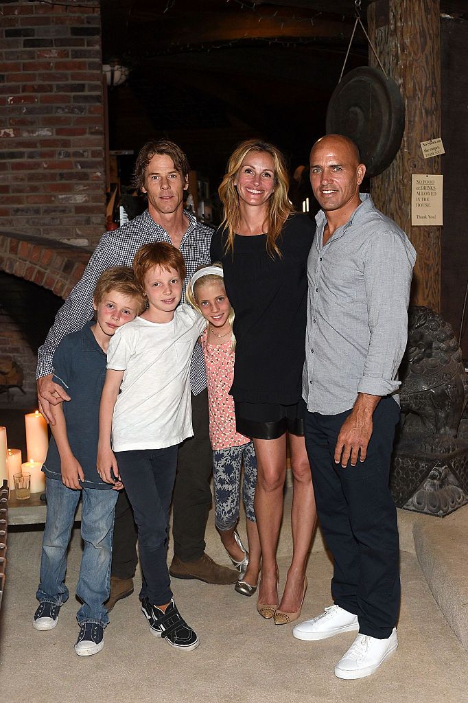 Daniel Moder, Julia Roberts, Kelly Slater, Phinnaeus Moder, Henry Daniel Moder, and Hazel Moder at the Launch of Outerknown on August 29, 2015 in Malibu, California | Source: Getty Images