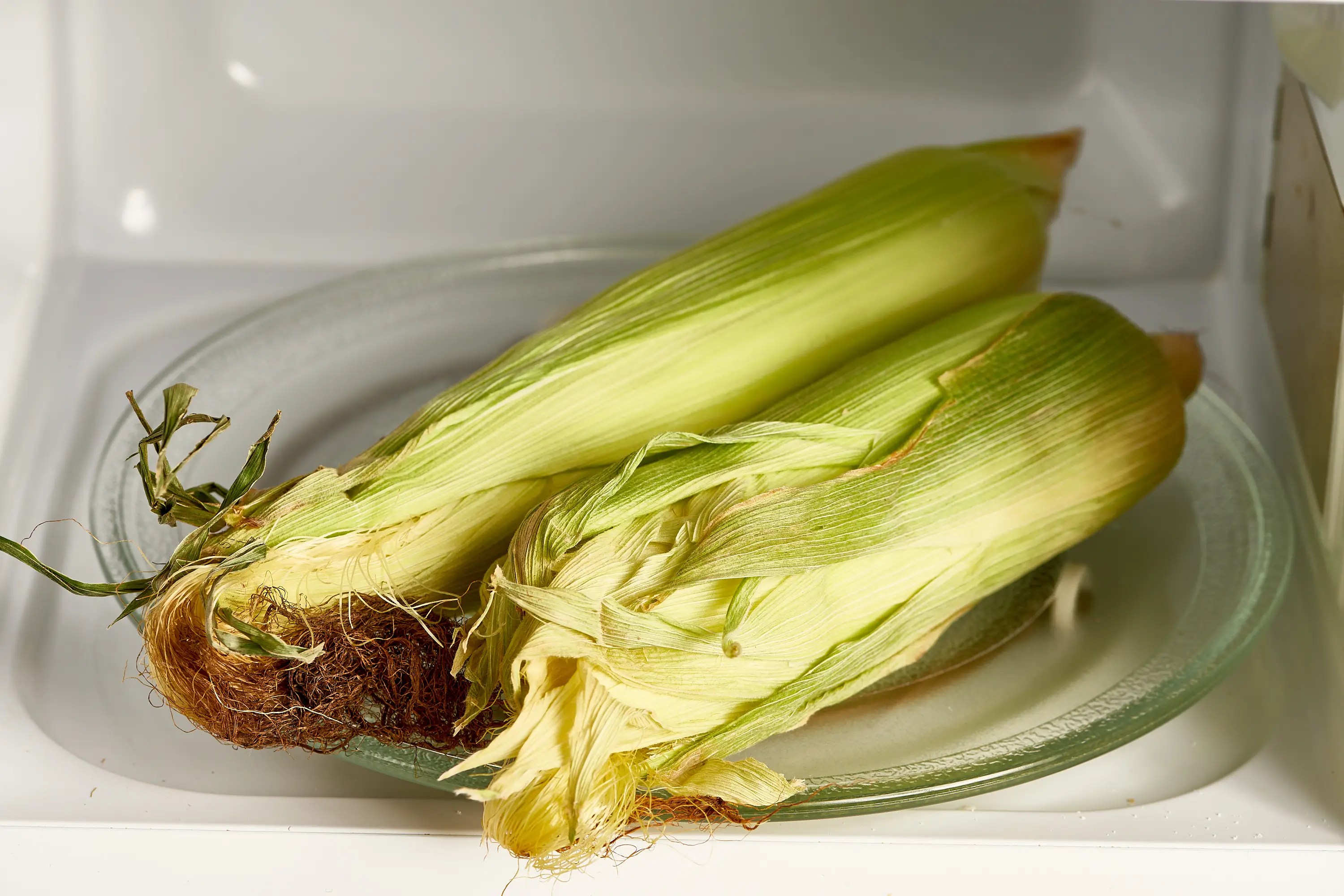 How to cook corn on the cob in the microwave