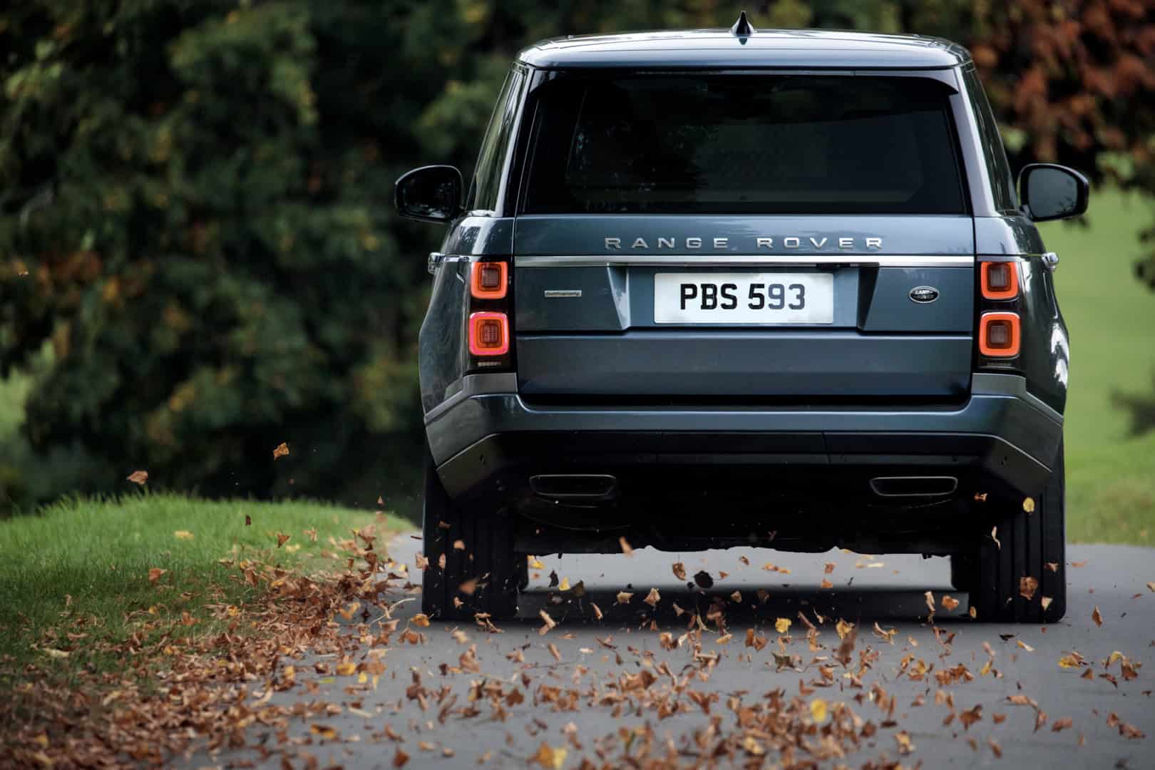 Photo comparison: bmw x7 vs range rover
