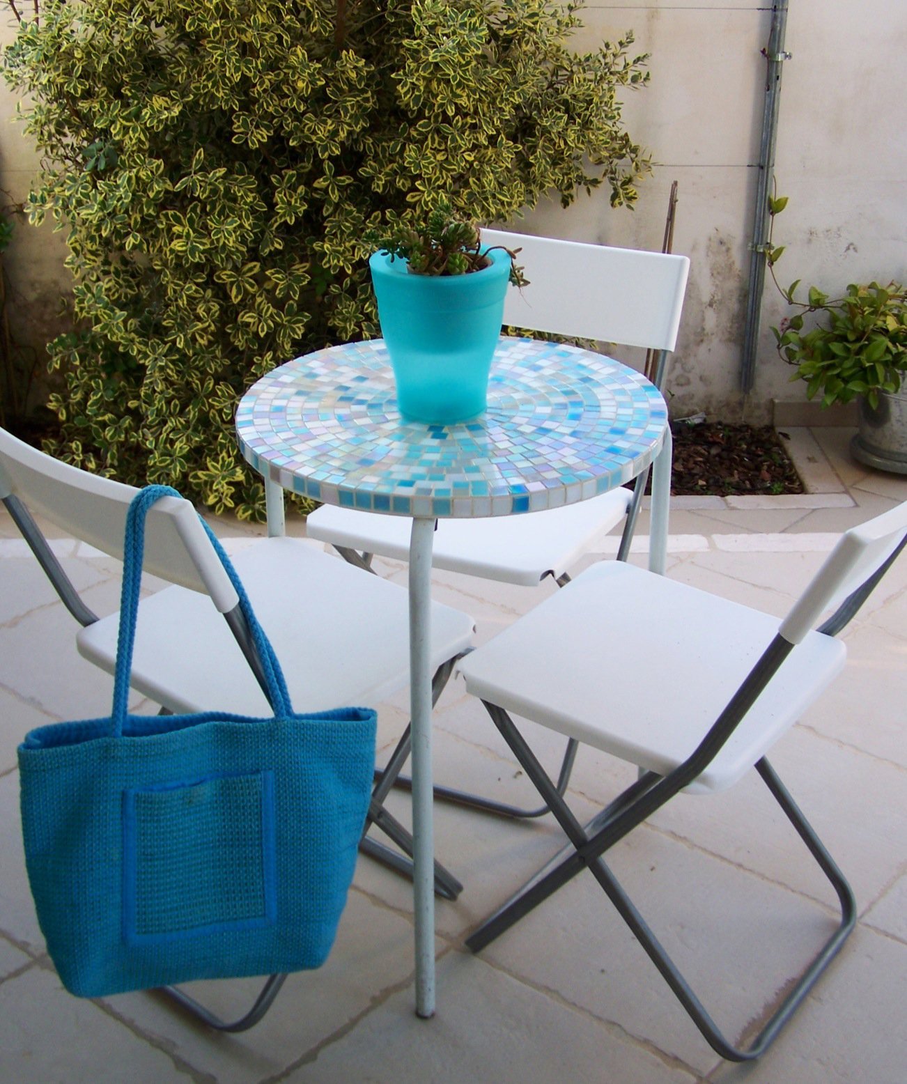 Una volta asciutta, passate un altro strato di colla e lasciate asciugare bene. Tavolino A Mosaico Per L Estate Cose Di Casa