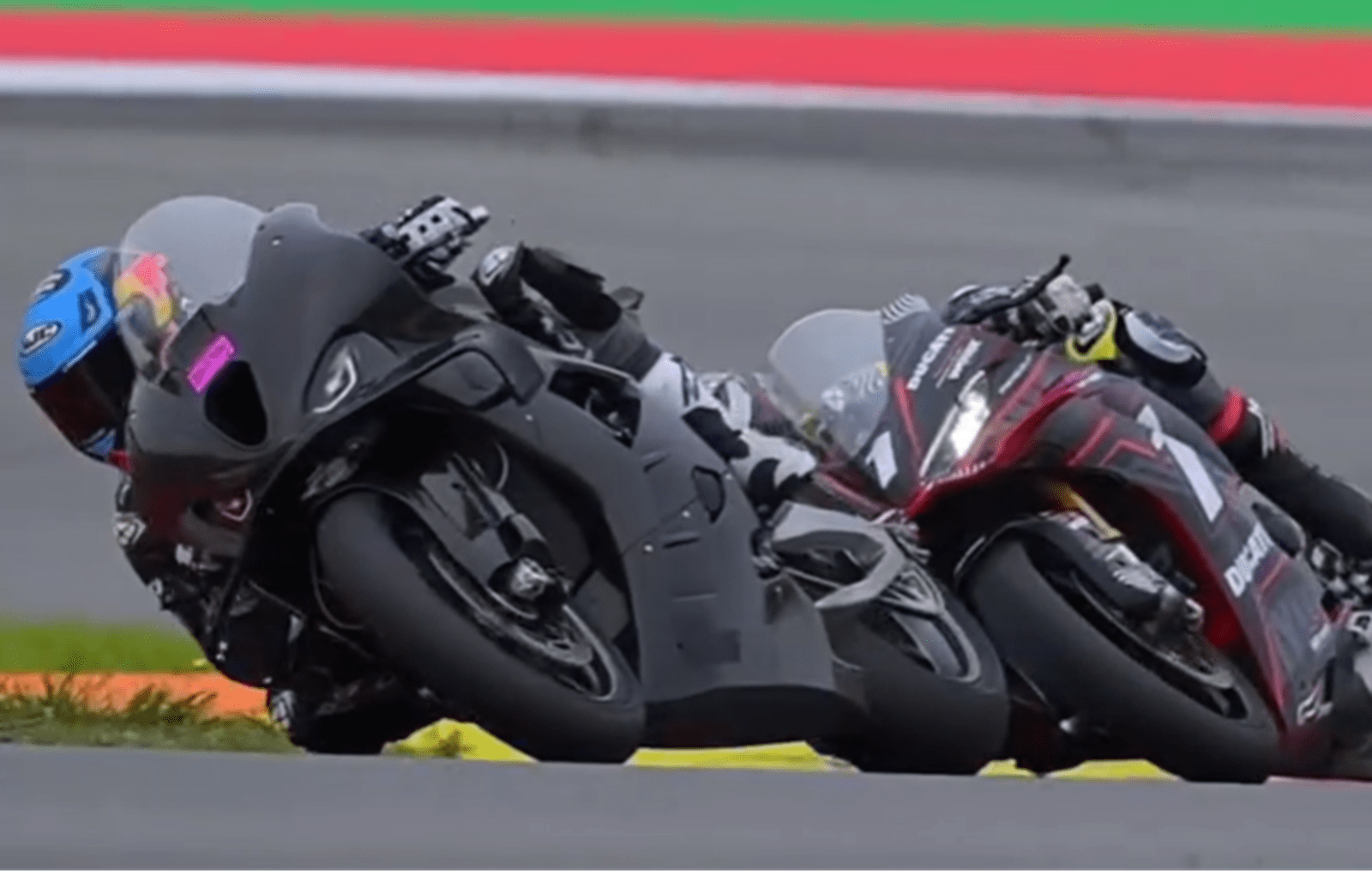 No es un día normal en la pista: ¡el campeón del BSB se enfrenta al ganador de MotoGP en Portimao!