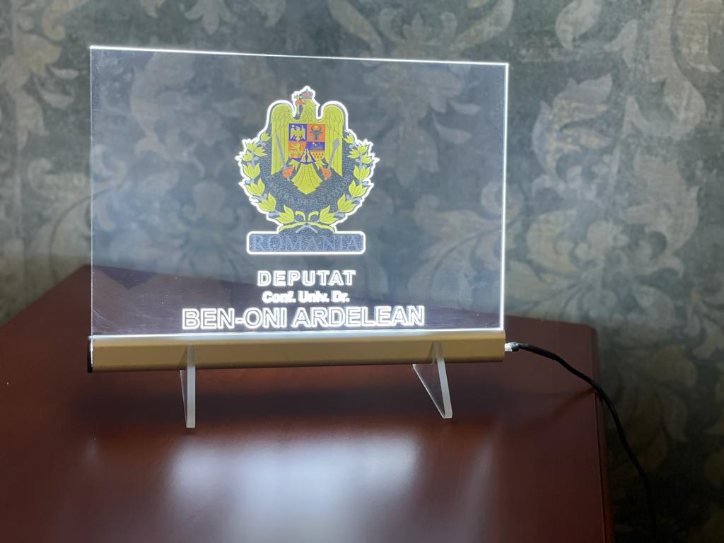 Ne a facut de rusine sarutandu se cu amanta prin bucuresti in timp ce sotia sa alina il ruga sa se opreasca. Ben Oni Ardelean A Deschis Un Cabinet Parlamentar La Giroc