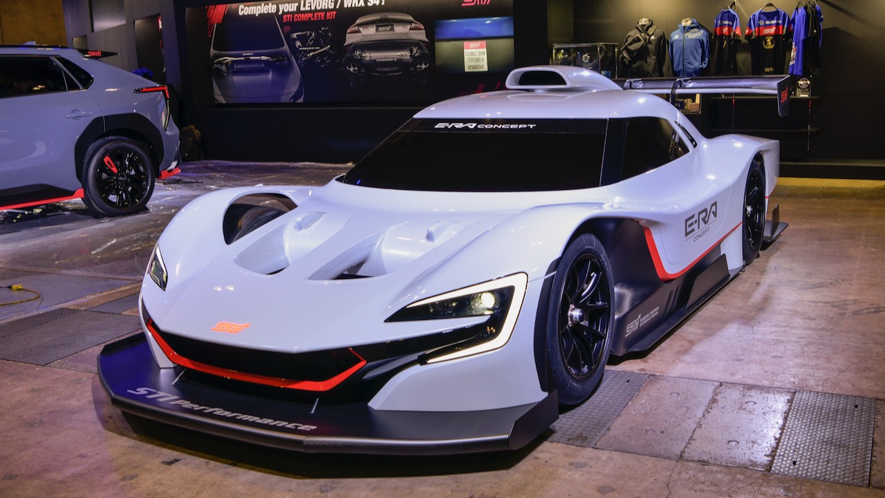 Vista frontal de dos cuartos del Subaru STi E-RA Concept en blanco, en la exhibici&oacute;n del Sal&oacute;n del Autom&oacute;vil de Tokio.