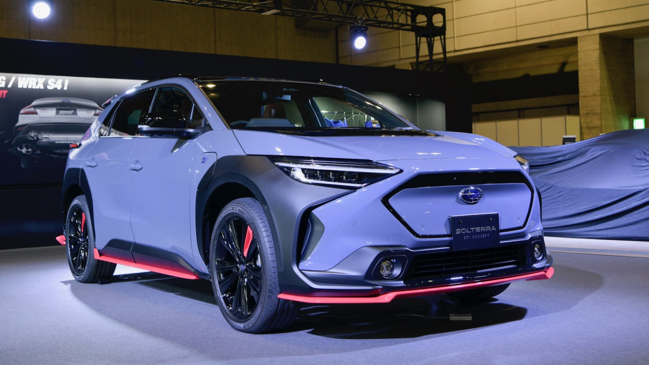 Vista frontal de dos cuartos del Subar Solterra STi Concept en azul celeste en la exhibici&oacute;n del Sal&oacute;n del Autom&oacute;vil de Tokio