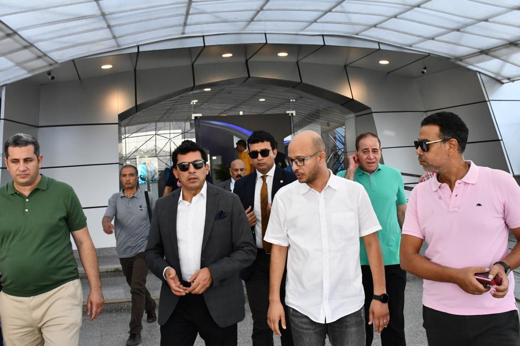 وزير الرياضة يتفقد فرع نادى النادى بشيراتون