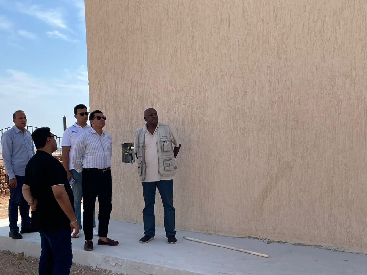 وزير الشباب والرياضة يتفقد أعمال تطوير مضمار الهجن بشرم الشيخ