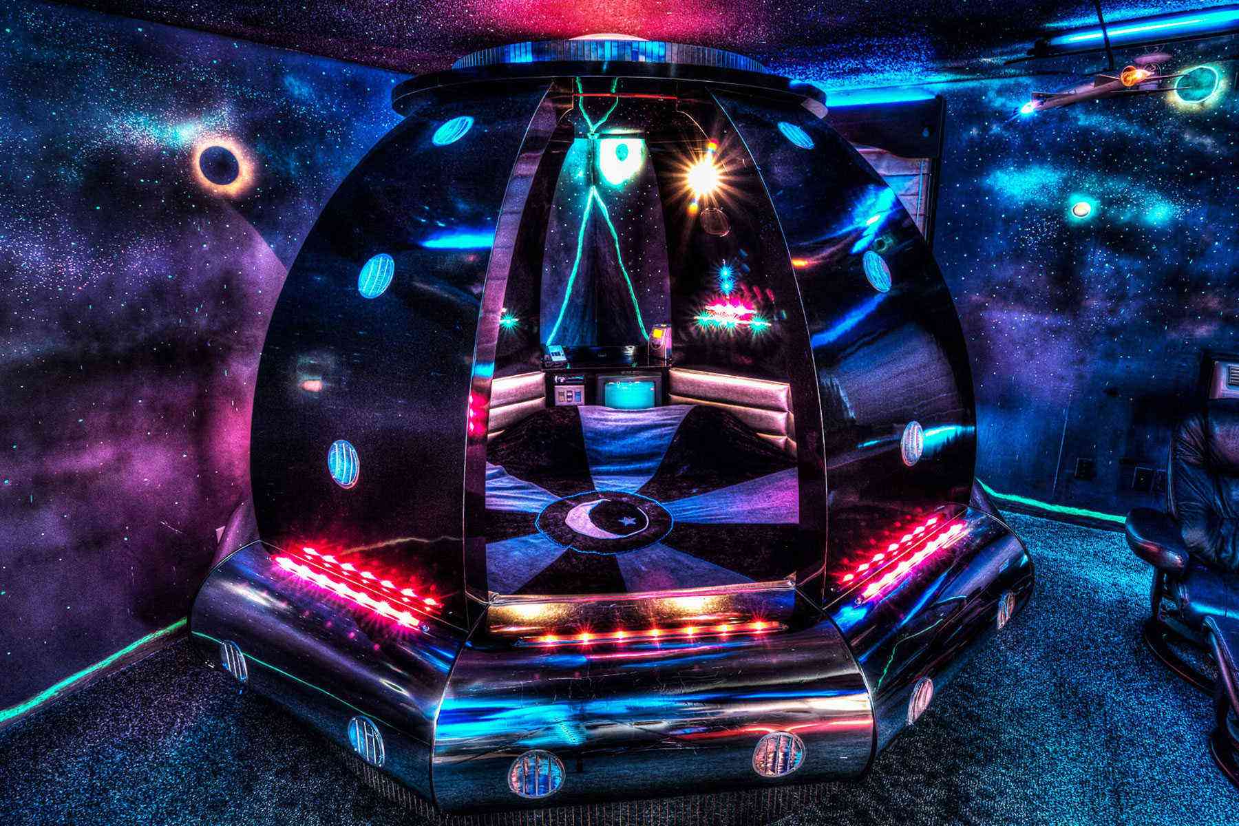 Hier wohnen sie im höchsten hotel berlins. Look at These Space-Themed Hotel Rooms!