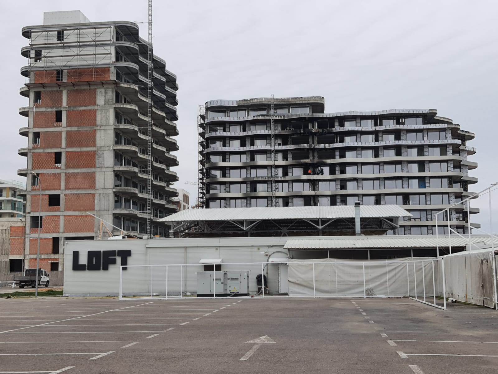 Un incendiu puternic a izbucnit joi în subsolul unui hotel din stațiunea mamaia nord. Video Pompierii Nu Au Putut Interveni Frontal La Un Incendiu Din Mamaia Din Cauza ConstrucÈ›iilor Haotice È™i A Lipsei De SpaÈ›iu City Managerul ConstanÈ›ei Sunt Multe Astfel De SituaÈ›ii In OraÈ™