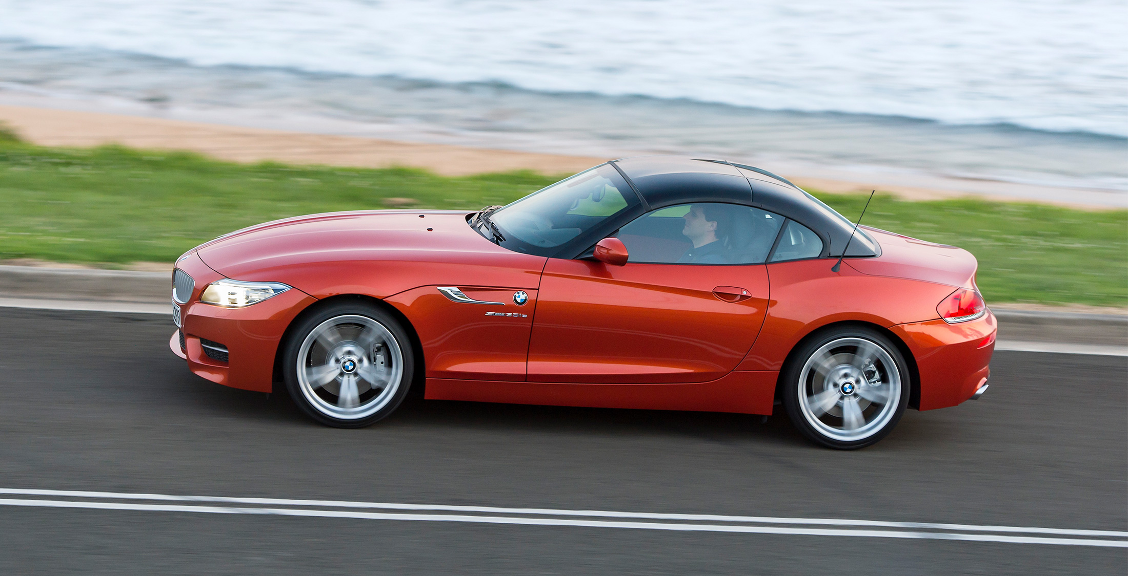 10 sports cars with the best gas mileage