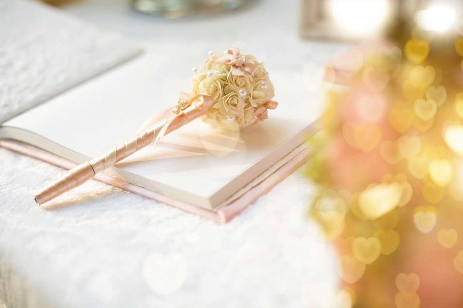10 wedding guest book ideas that are more creative than paper