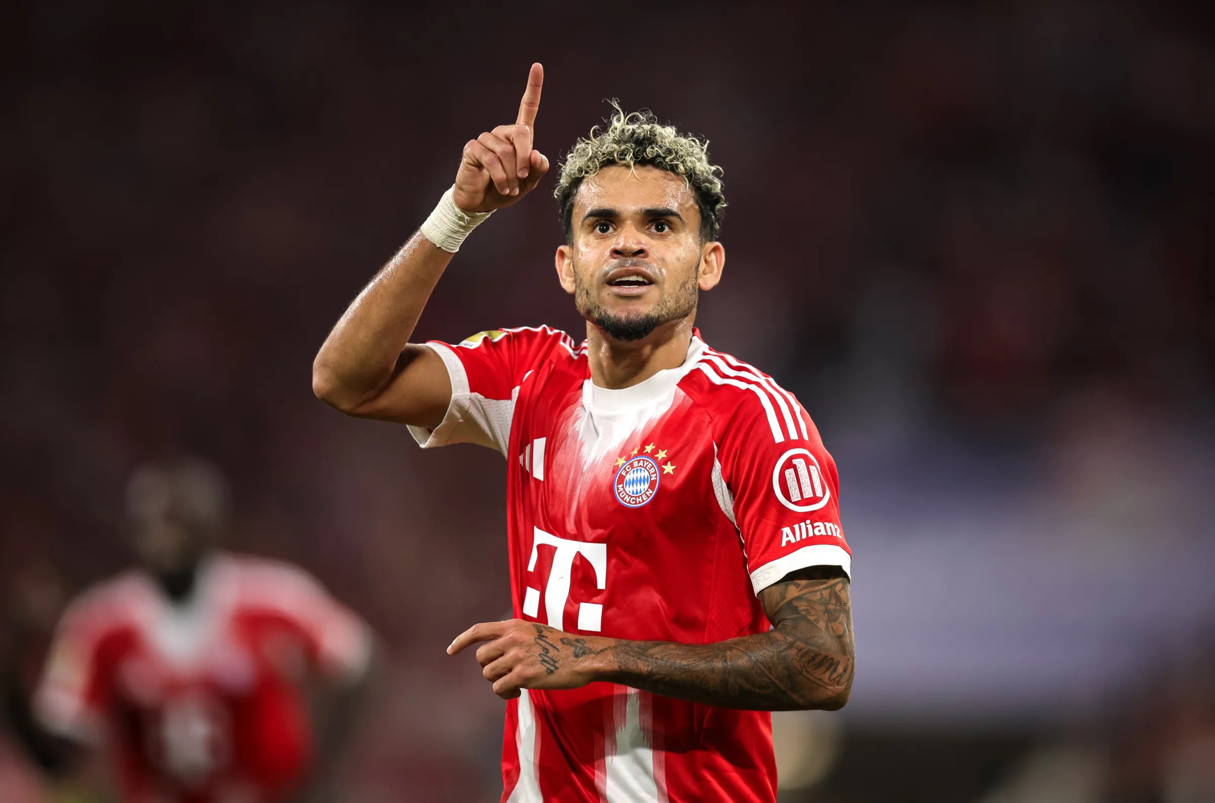 Diaz dazzles early, Kane strikes again as Bayern beat Frankfurt